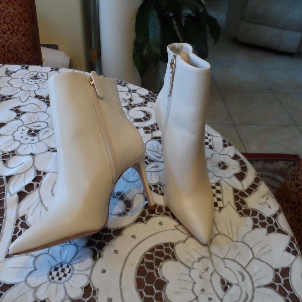 New Schutz Ivory "Mikki" Leather Ankle Boots Size 36M